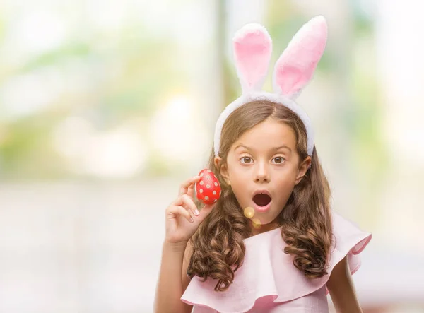Chica Hispana Morena Usando Orejas Conejo Pascua Asustada Shock Con — Foto de Stock