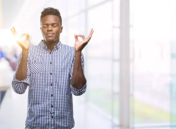 Jovem Afro Americano Vestindo Camisa Azul Relaxar Sorrir Com Olhos — Fotografia de Stock