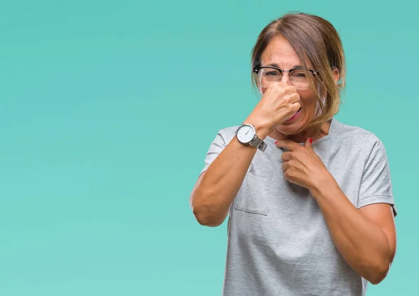 Mulher Hispânica Meia Idade Usando Óculos Sobre Fundo Isolado Cheirando — Fotografia de Stock