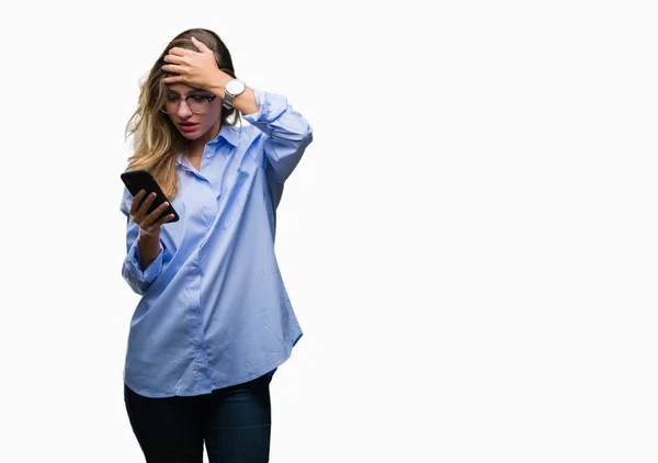 Junge Schöne Blonde Geschäftsfrau Mit Smartphone Über Isoliertem Hintergrund Gestresst — Stockfoto