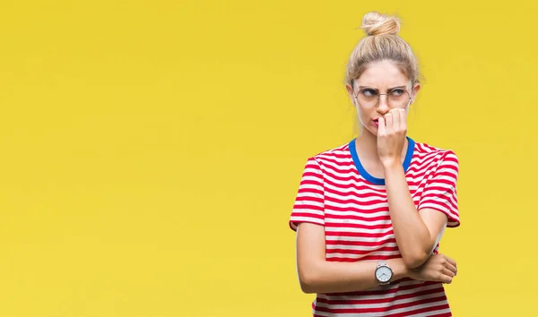 Joven Hermosa Mujer Rubia Con Gafas Sobre Fondo Aislado Mirando —  Fotos de Stock