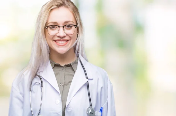 Ung Blond Läkare Kvinna Över Isolerade Bakgrund Med Glad Och — Stockfoto
