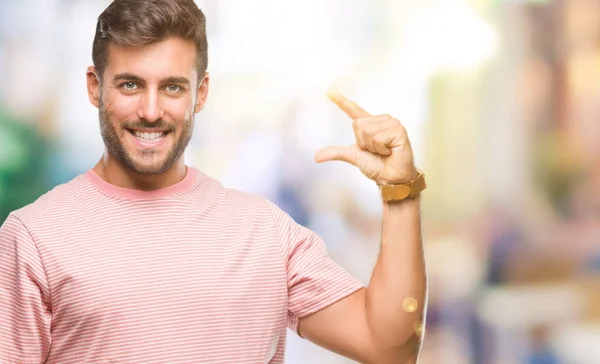 Giovane Bell Uomo Sfondo Isolato Sorridente Fiducioso Gesticolando Con Mano — Foto Stock