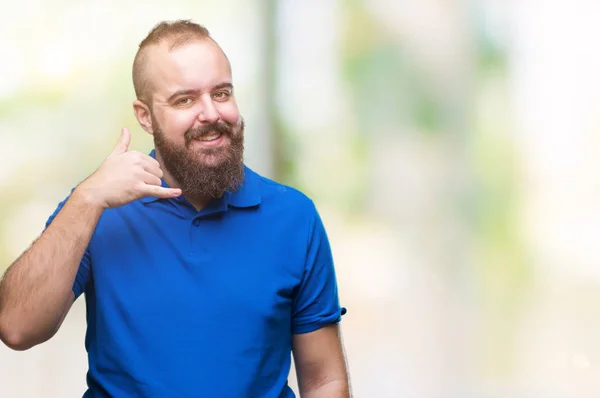 Joven Hipster Caucásico Con Camisa Azul Sobre Fondo Aislado Sonriendo —  Fotos de Stock