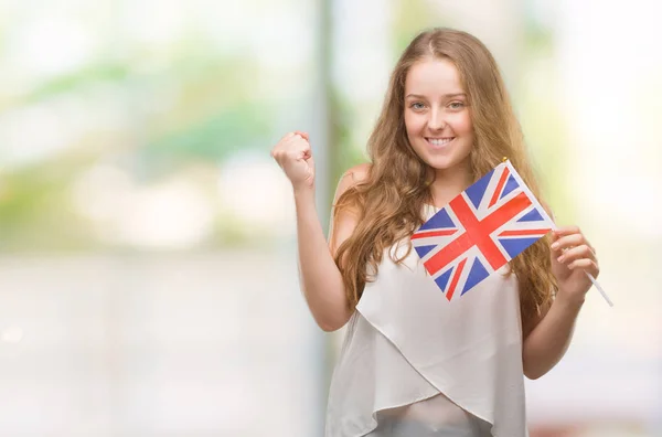 Mujer Rubia Joven Sosteniendo Bandera Del Reino Unido Gritando Orgulloso —  Fotos de Stock