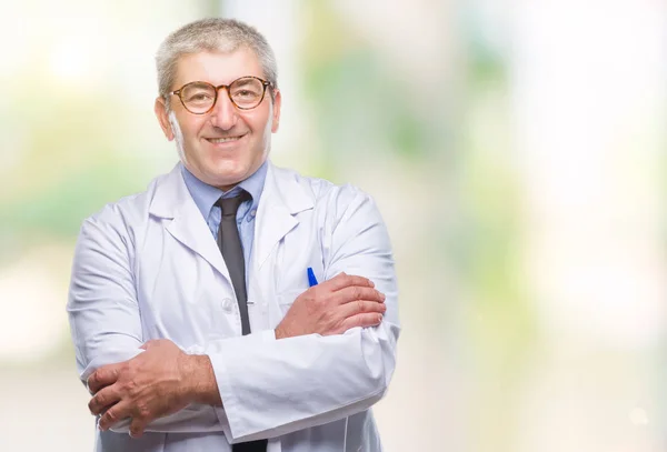 Gutaussehender Oberarzt Wissenschaftler Weißen Mantel Vor Isoliertem Hintergrund Fröhliches Lächeln — Stockfoto