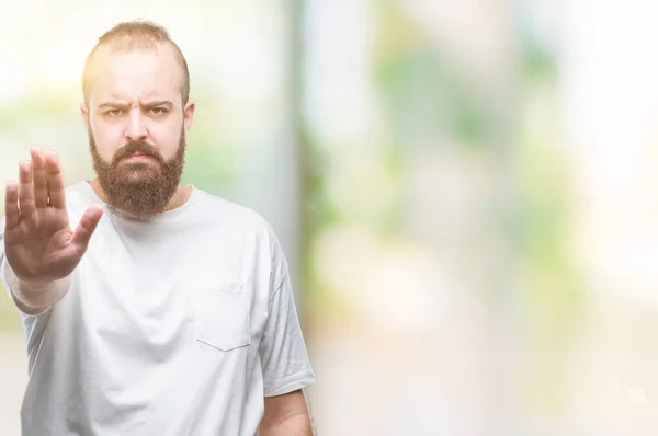 Mladý Bělošský Bokovky Muž Nosí Ležérní Tričko Izolované Pozadí Dělá — Stock fotografie