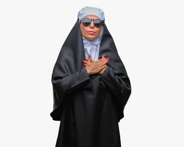 Średnim Wieku Starszy Zakonnica Katolicka Kobietę Okularach Przeciwsłonecznych Białym Tle — Zdjęcie stockowe