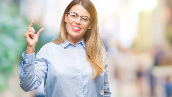 Junge Schöne Geschäftsfrau Mit Brille Über Isoliertem Hintergrund Lächelnd Und — Stockfoto