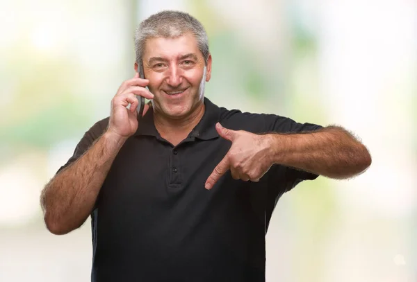Pěkný Starší Muž Mluví Smartphone Izolované Pozadí Překvapením Tvář Ukazováčkem — Stock fotografie