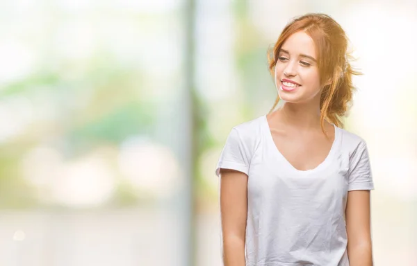 Giovane Bella Donna Sfondo Isolato Guardando Altra Parte Con Sorriso — Foto Stock