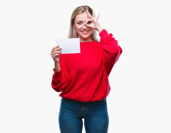 Mulher Loira Jovem Segurando Cartão Papel Branco Sobre Fundo Isolado — Fotografia de Stock