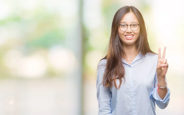 Giovane Donna Affari Asiatica Indossa Occhiali Sfondo Isolato Mostrando Indicando — Foto Stock