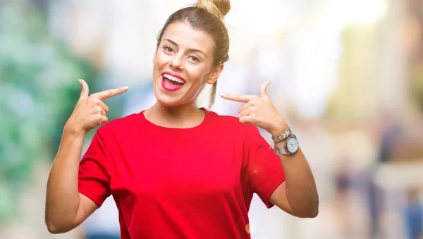 Joven Hermosa Mujer Sobre Fondo Aislado Sonriendo Confiado Mostrando Señalando — Foto de Stock