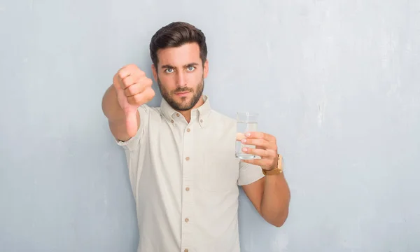 Guapo Joven Sobre Gris Grunge Pared Beber Vaso Agua Con — Foto de Stock