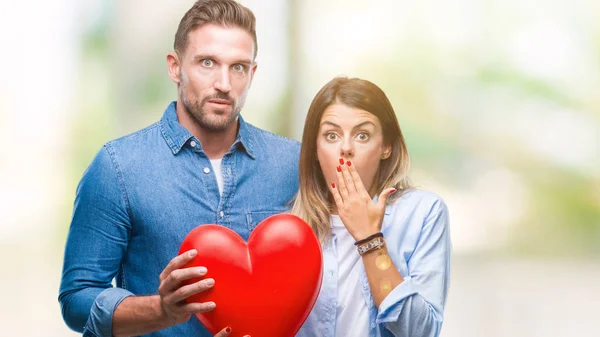 Ungt Par Kärlek Hålla Rött Hjärta Över Isolerade Bakgrund Täcker — Stockfoto