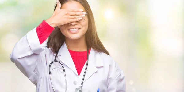 微笑し 笑う顔驚きの目を覆っている手で孤立した背景に若いアラブ医師女性 視覚障害者の概念 — ストック写真