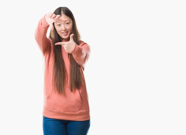 Молодая Китаянка Изолированном Фоне Спортивной Рубашке Улыбкой Делает Рамку Руками — стоковое фото