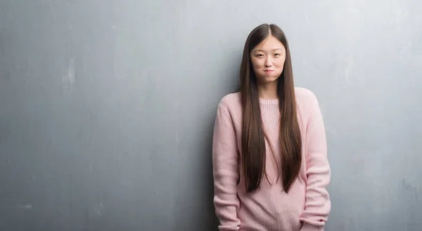 Jonge Chinese Vrouw Grijs Muur Puffend Wangen Met Grappige Gezicht — Stockfoto