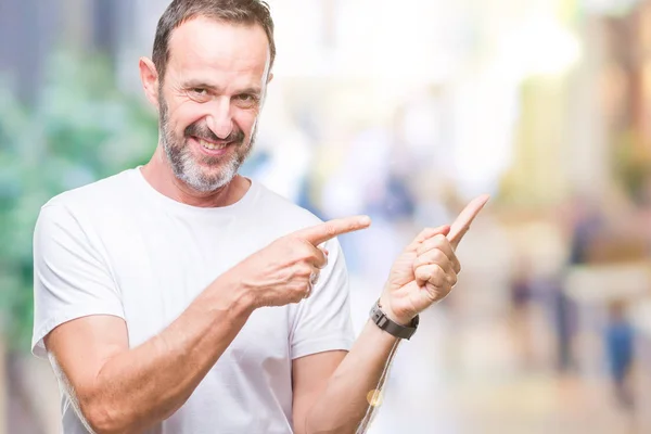 Mezza Età Hoary Uomo Anziano Indossa Shirt Bianca Sfondo Isolato — Foto Stock