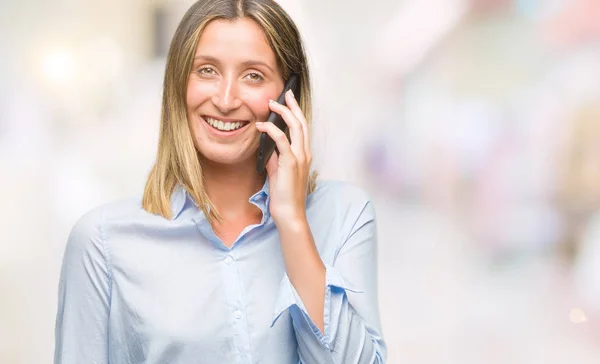 年轻美丽的女人在智能手机上交谈在孤立的背景与一个快乐的脸站着 面带微笑 自信的微笑显示牙齿 — 图库照片