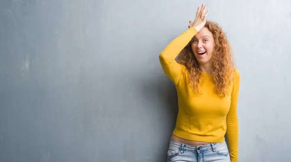 Jeune Rousse Femme Sur Mur Gris Grunge Surpris Avec Main — Photo