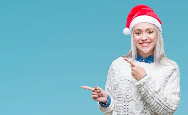 Νεαρή Ξανθιά Γυναίκα Φοράει Καπέλο Χριστουγέννων Πέρα Από Απομονωμένο Υπόβαθρο — Φωτογραφία Αρχείου