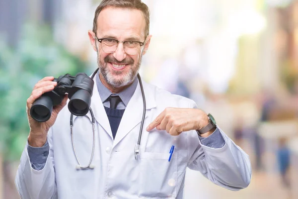 Medelåldern Hoary Överläkare Man Tittar Genom Kikaren Isolerade Bakgrund Med — Stockfoto