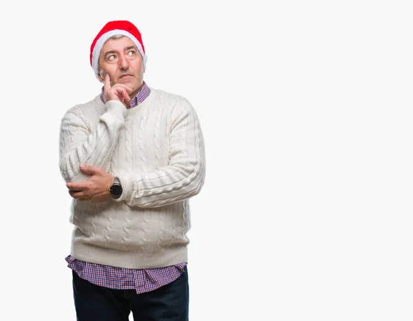 Όμορφος Ανώτερος Άνθρωπος Φορώντας Καπέλο Χριστουγέννων Πέρα Από Απομονωμένο Υπόβαθρο — Φωτογραφία Αρχείου