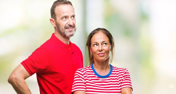 Coppia Ispanica Mezza Età Innamorata Sfondo Isolato Sorridente Guardando Lato — Foto Stock