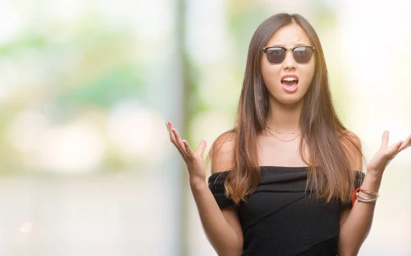 Junge Asiatische Frau Mit Sonnenbrille Über Isoliertem Hintergrund Verrückt Und — Stockfoto