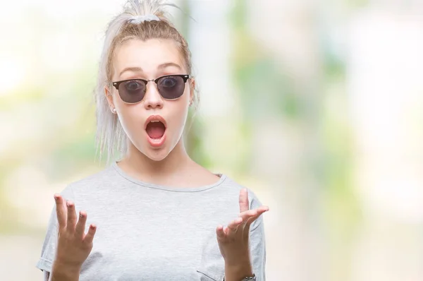 Giovane Donna Bionda Che Indossa Occhiali Sole Sfondo Isolato Spaventata — Foto Stock