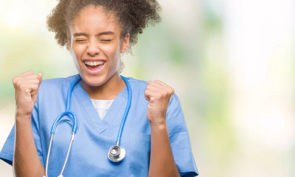 Junge Afroamerikanische Ärztin Mit Isoliertem Hintergrund Aufgeregt Für Den Erfolg — Stockfoto