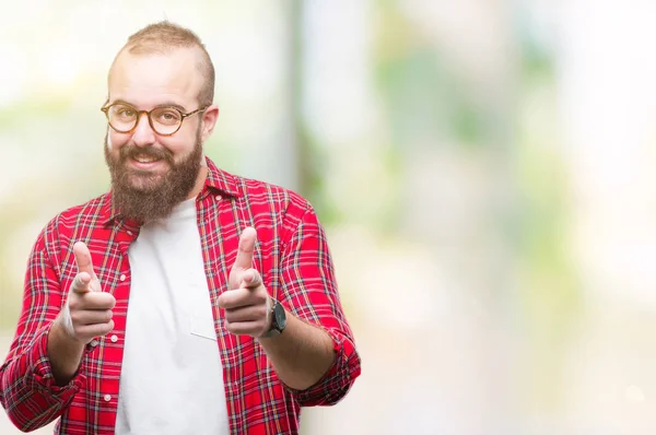 Pemuda Hipster Kaukasia Memakai Kacamata Atas Latar Belakang Terisolasi Menunjuk — Stok Foto