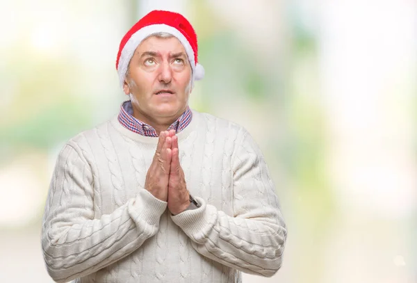 Schöner Älterer Mann Mit Weihnachtsmütze Über Isoliertem Hintergrund Bettelt Und — Stockfoto