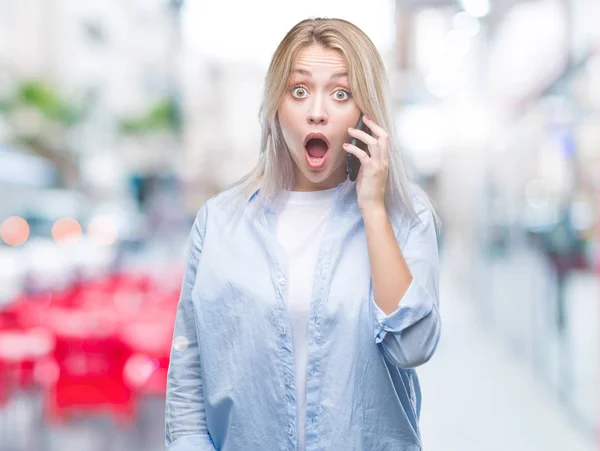 Junge Blonde Frau Spricht Mit Smarpthone Über Isolierten Hintergrund Erschrocken — Stockfoto