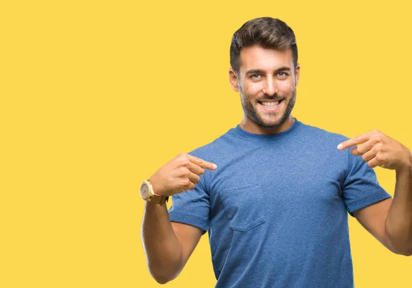 Joven Hombre Guapo Sobre Fondo Aislado Mirando Confiado Con Sonrisa —  Fotos de Stock