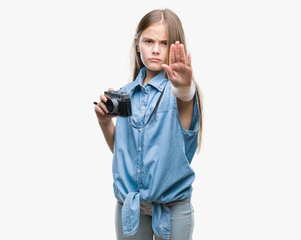 Menina Bonita Jovem Tirar Fotos Usando Câmera Vintage Sobre Fundo — Fotografia de Stock