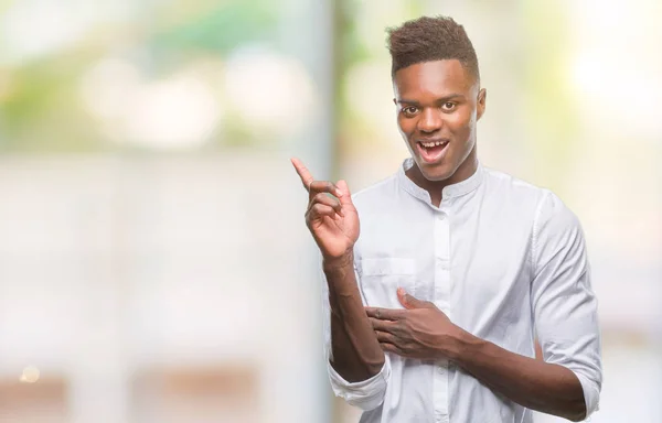 Unga Afroamerikanska Mannen Över Isolerade Bakgrund Med Ett Stort Leende — Stockfoto