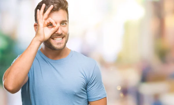 Jonge Knappe Man Geïsoleerde Achtergrond Doen Gebaar Met Hand Glimlachen — Stockfoto