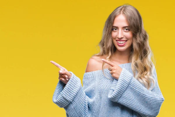 Mulher Loira Bonita Vestindo Camisola Inverno Sobre Fundo Isolado Sorrindo — Fotografia de Stock