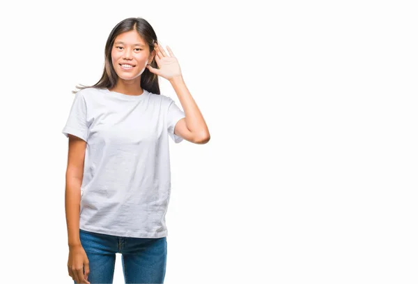 Jovem Mulher Asiática Sobre Fundo Isolado Sorrindo Com Mão Sobre — Fotografia de Stock