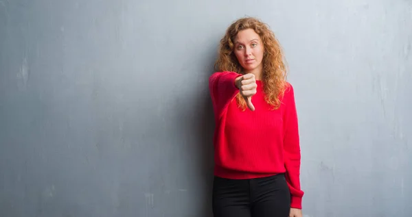 Junge Rothaarige Frau Über Der Grauen Grunge Wand Rotem Pullover — Stockfoto