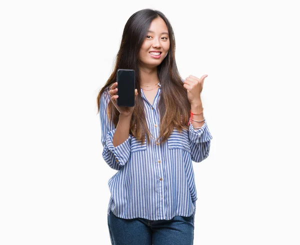 Mladá Asijská Žena Zobrazeno Prázdná Obrazovka Smartphone Izolované Pozadí Ukazuje — Stock fotografie