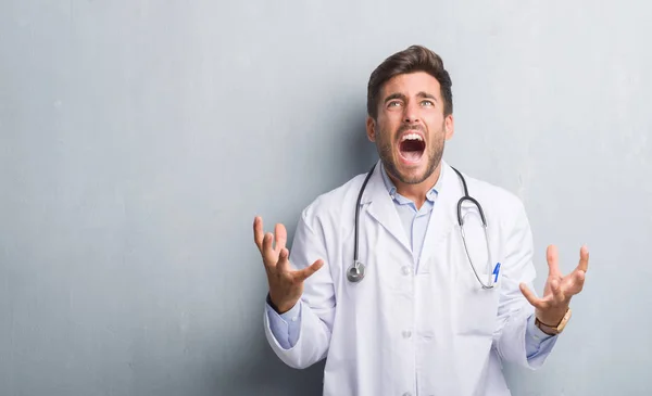 Bello Giovane Medico Uomo Oltre Grigio Grunge Muro Pazzo Pazzo — Foto Stock