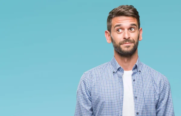 Joven Hombre Guapo Con Camiseta Blanca Sobre Fondo Aislado Sonriendo —  Fotos de Stock