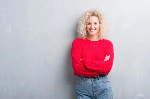 Young Blonde Woman Curly Hair Grunge Grey Background Happy Face — Stock Photo, Image