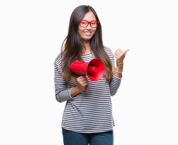 Mladá Asijská Žena Držící Megafon Izolované Pozadí Ukazuje Ukazuje Palcem — Stock fotografie