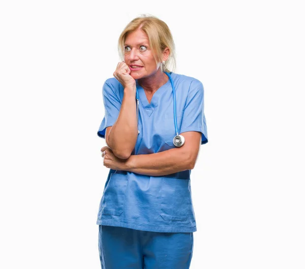 Média Idade Loira Enfermeira Cirurgião Médico Mulher Sobre Fundo Isolado — Fotografia de Stock
