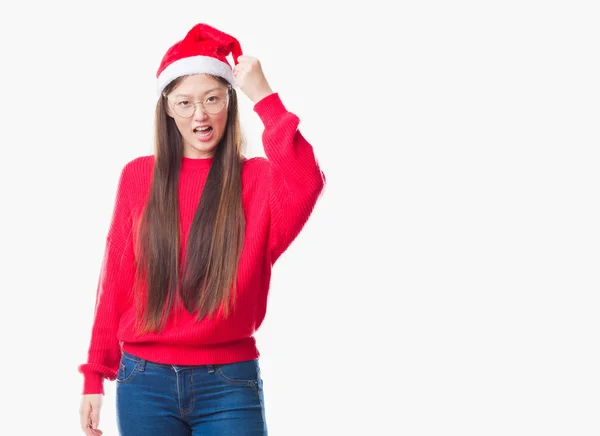 Genç Çinli Kadın Yüzünden Arka Plan Giyen Noel Şapka Öfkeli — Stok fotoğraf